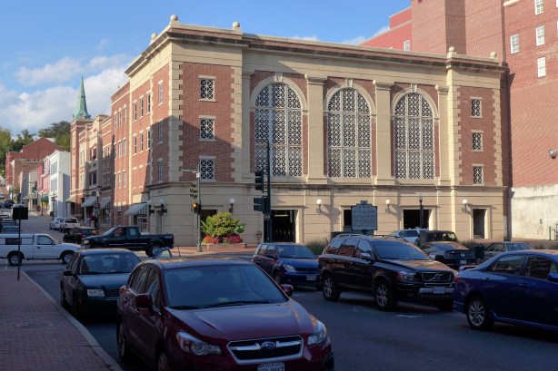 Nicely designed parking garage in Staunton
